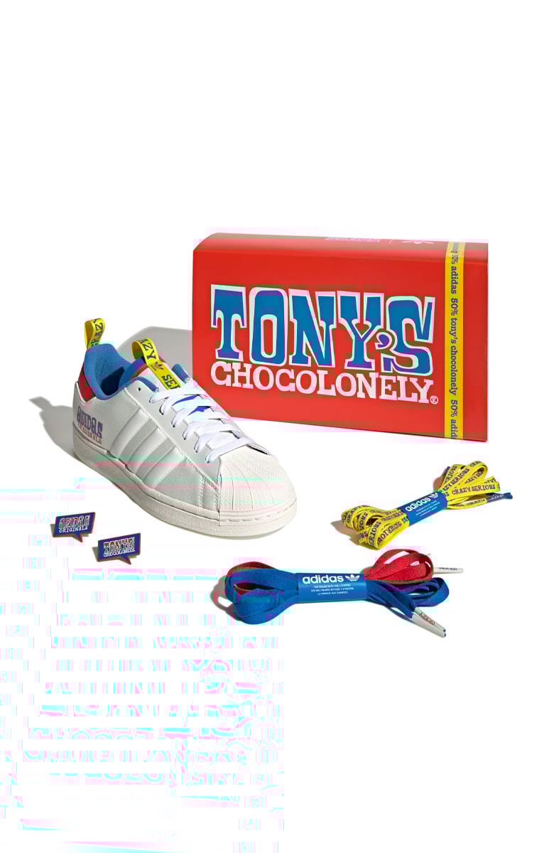Tênis Adidas Superstar x Tony's Chocolonely Branco/Azul/Vermelho