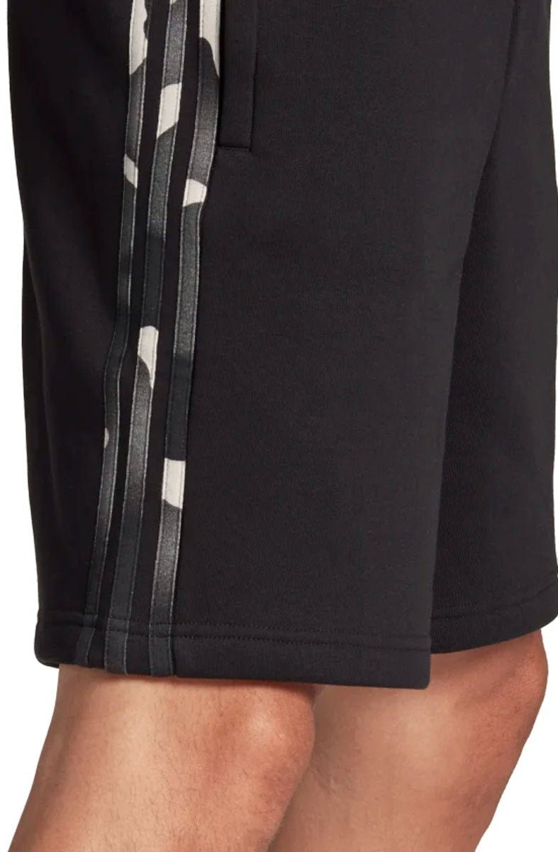 Bermuda Adidas Graphics Camo 3 Stripes Preto/Camuflado - NewSkull
