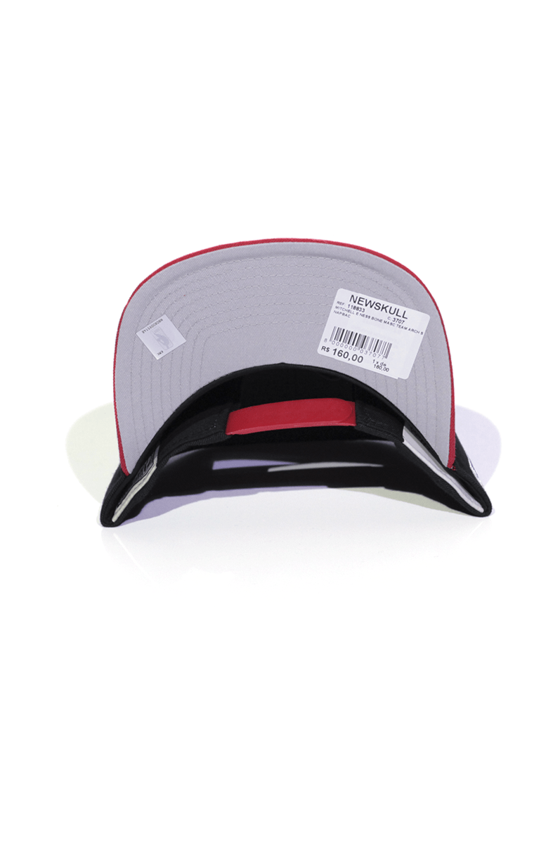 Boné Mitchell and Ness Chicago Bulls Team Arch Preto Snapback - NewSkull