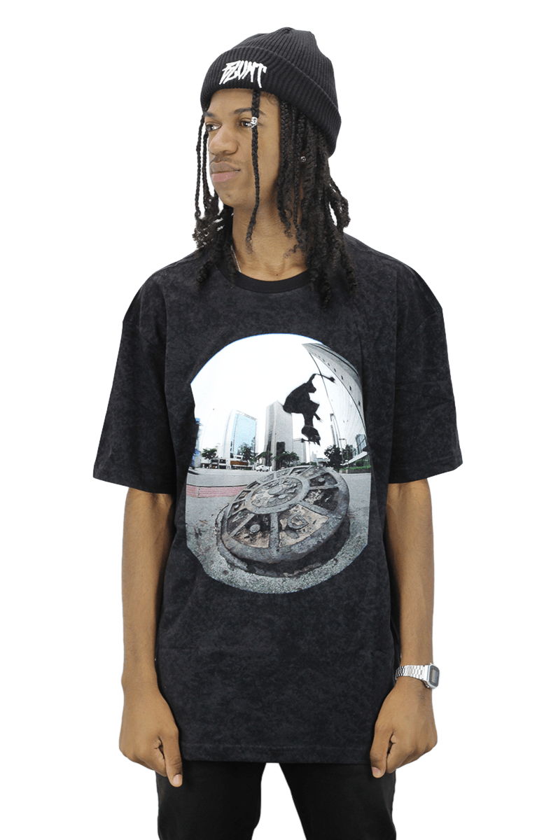 Camiseta Blunt Collab Tuca Manhole Preto - NewSkull