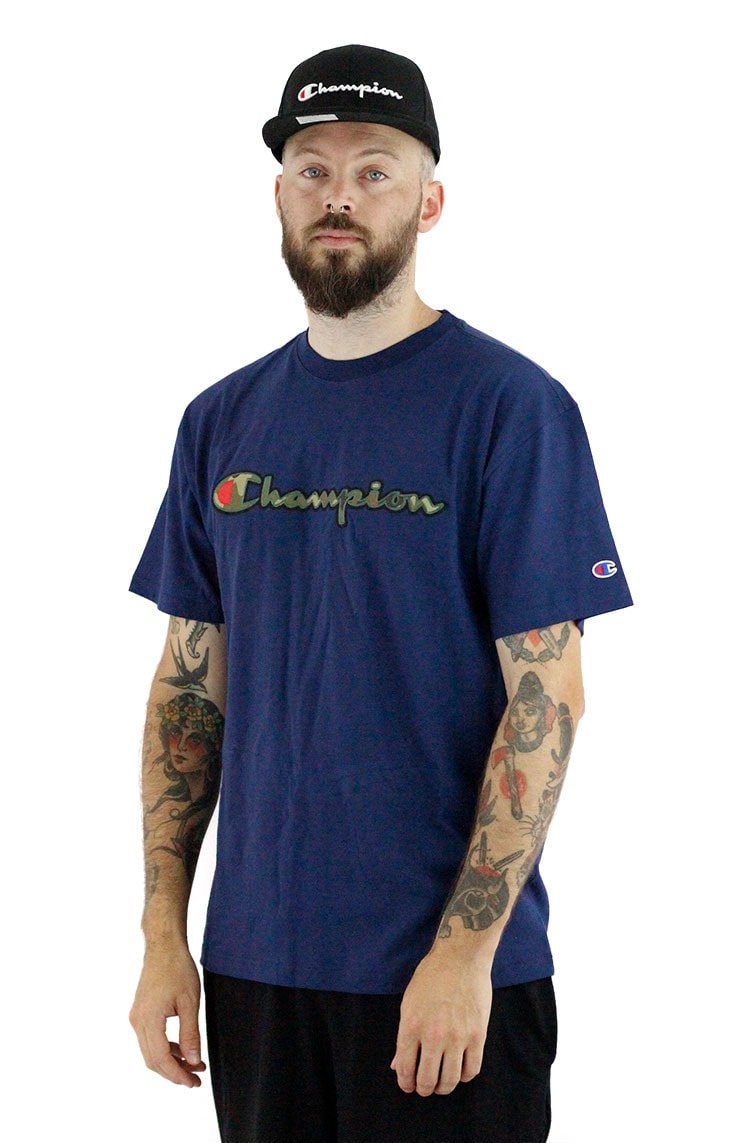 Camiseta Champion Logo Felt Script Marinho/Camo - NewSkull