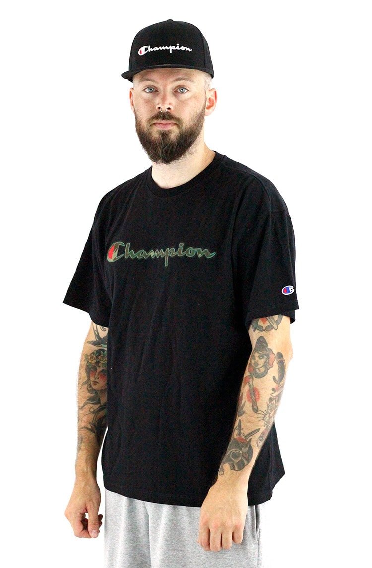 Camiseta Champion Logo Felt Script Preta/Camo - NewSkull