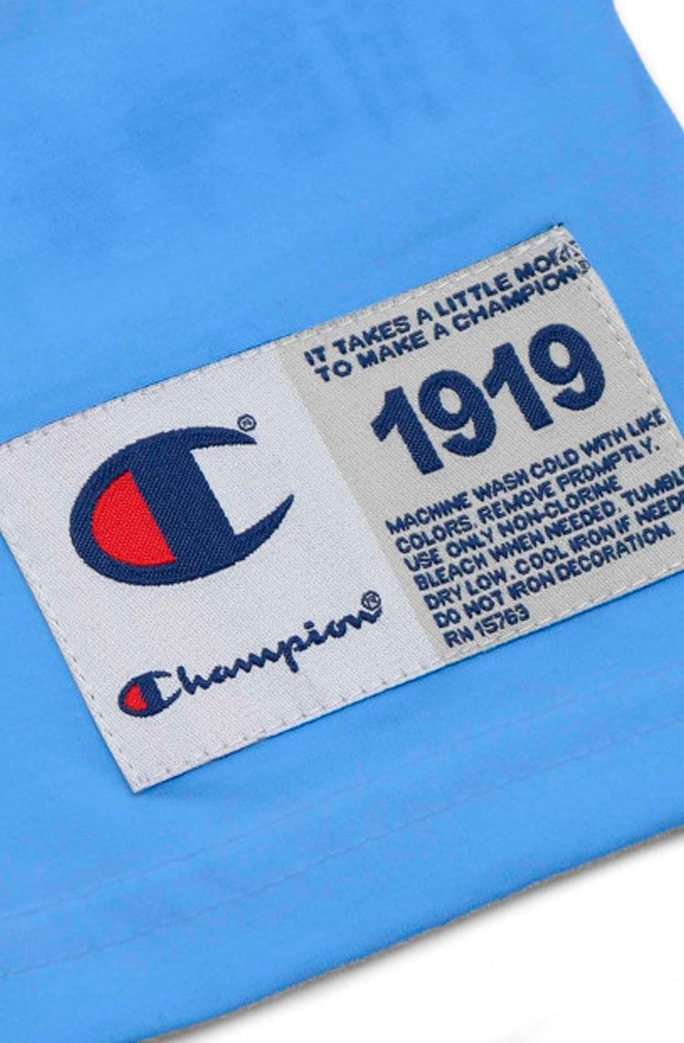 Camiseta Champion Mini Script Bordado Azul Claro - NewSkull