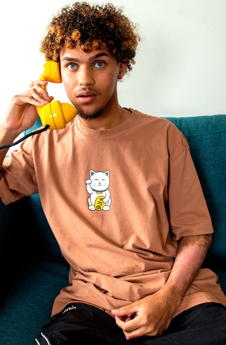 Camiseta Impie Maneki Marrom - NewSkull