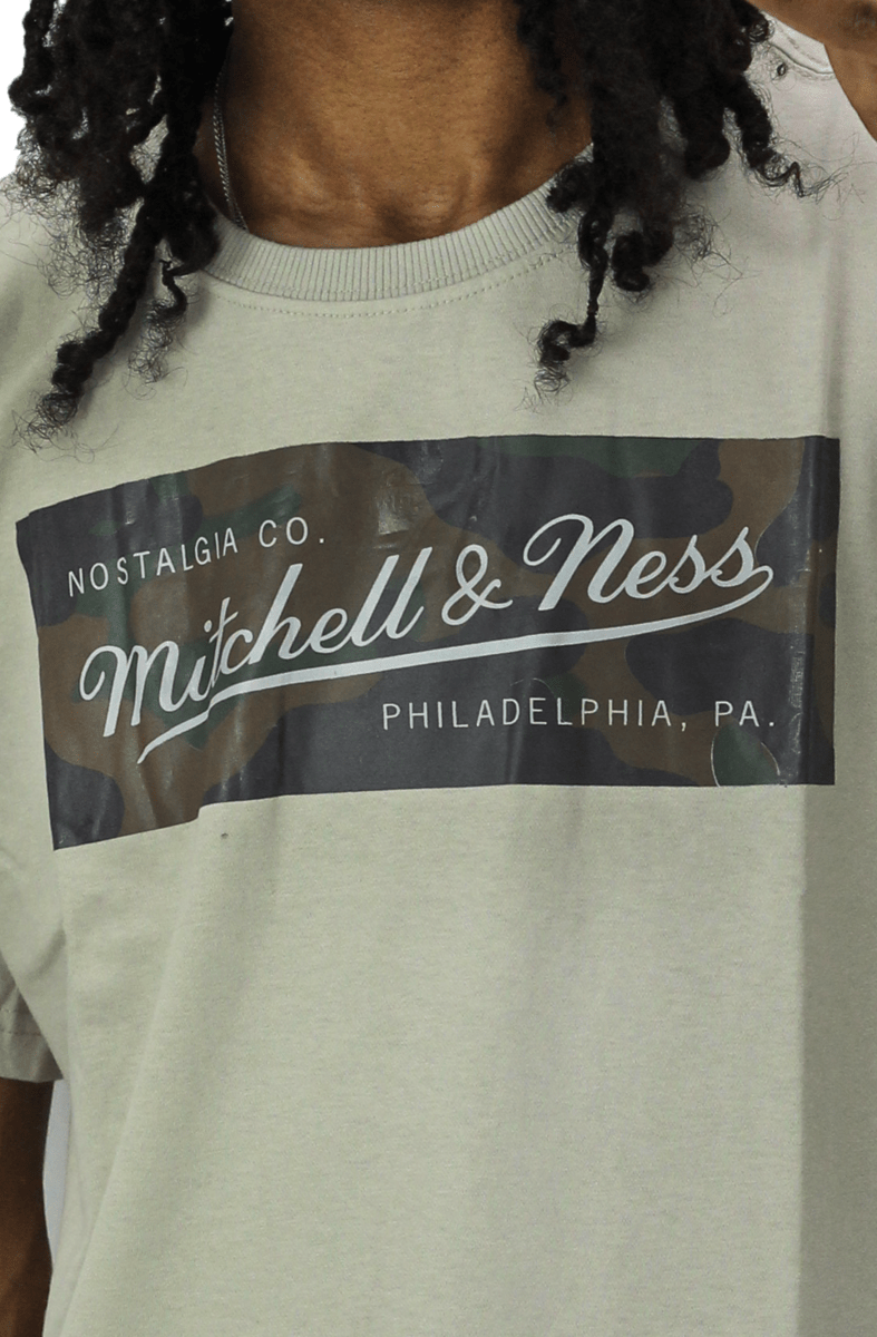 Camiseta Mitchell e Ness Box Logo Camo Bege - NewSkull