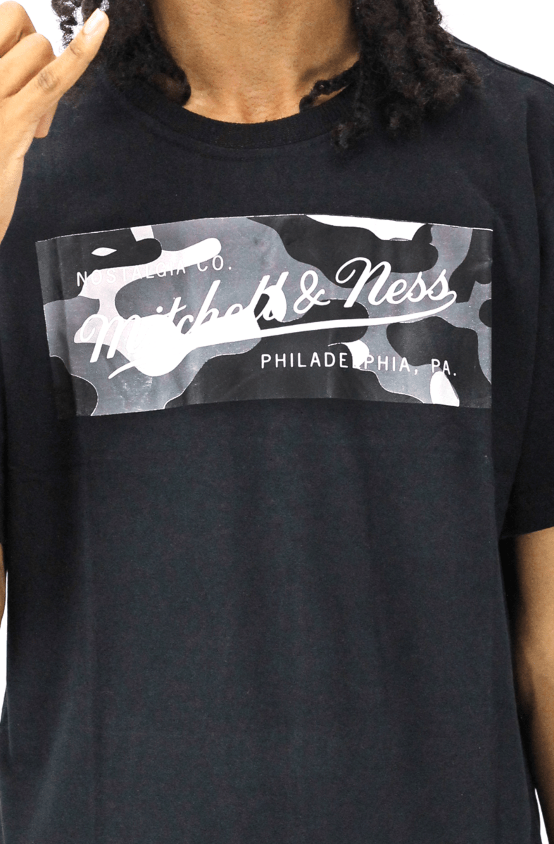 Camiseta Mitchell e Ness Box Logo Camo Preta - NewSkull