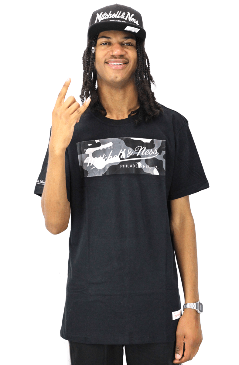 Camiseta Mitchell e Ness Box Logo Camo Preta - NewSkull