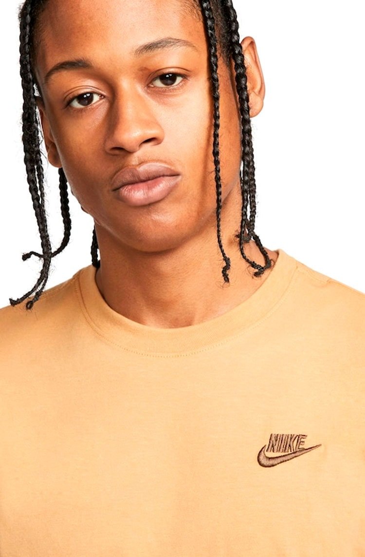 Camiseta Nike Sportswear Club Marrom - NewSkull