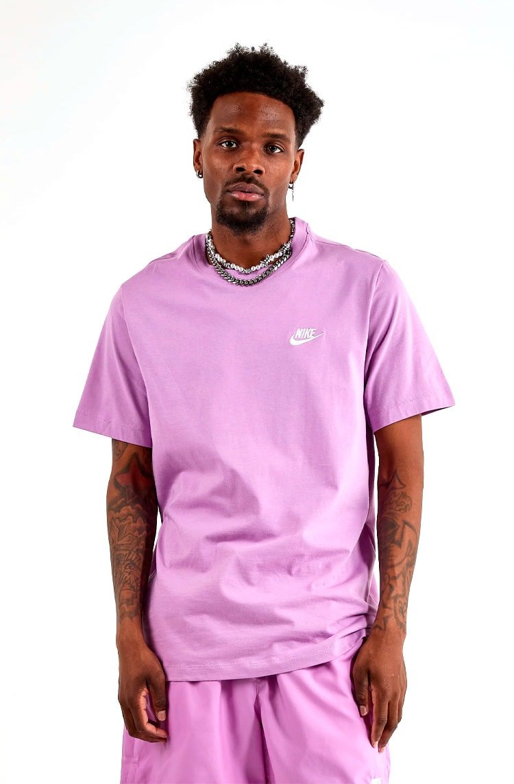 Camiseta Nike Sportswear Club Roxo/Branco - NewSkull