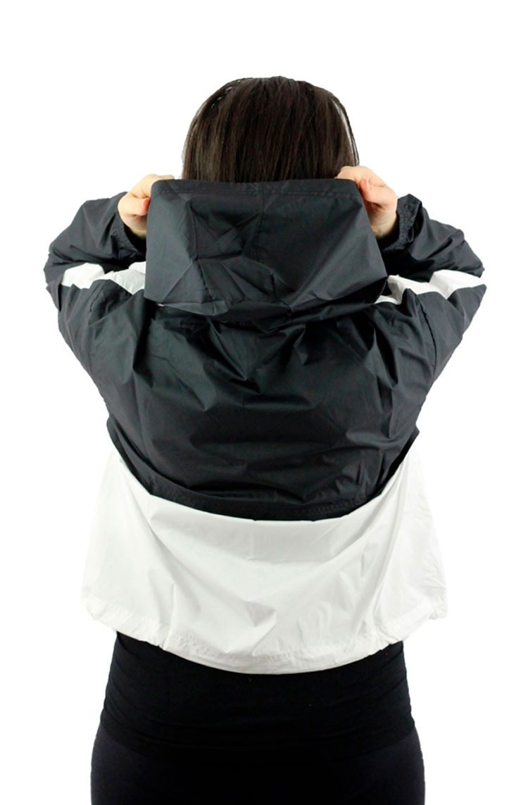 Jaqueta NIKE Corta Vento Capuz Sportswear Feminina Preta/Branco - NewSkull