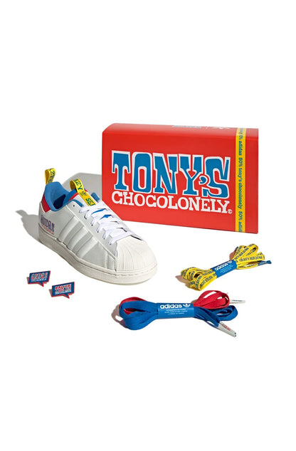 Tênis Adidas Superstar x Tony's Chocolonely Branco/Azul/Vermelho