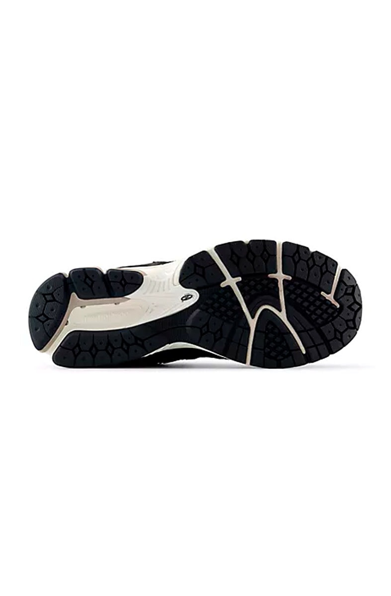 Tênis New Balance 2002R Preto/Bege M2002RPG