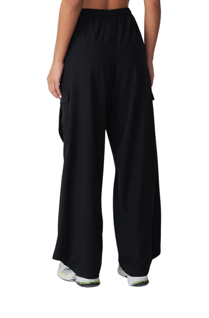 Calça New Balance Nylon Cargo Feminino Preto
