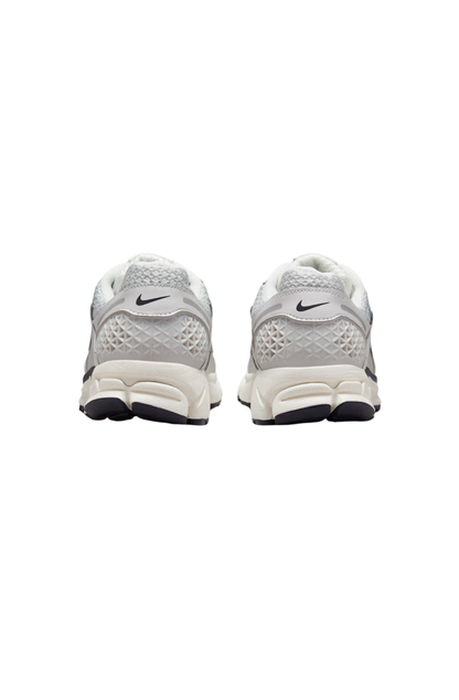 Tênis Nike Zoom Vomero 5 Photon Dust Metallic Silver Prata/Cinza FD0884-025