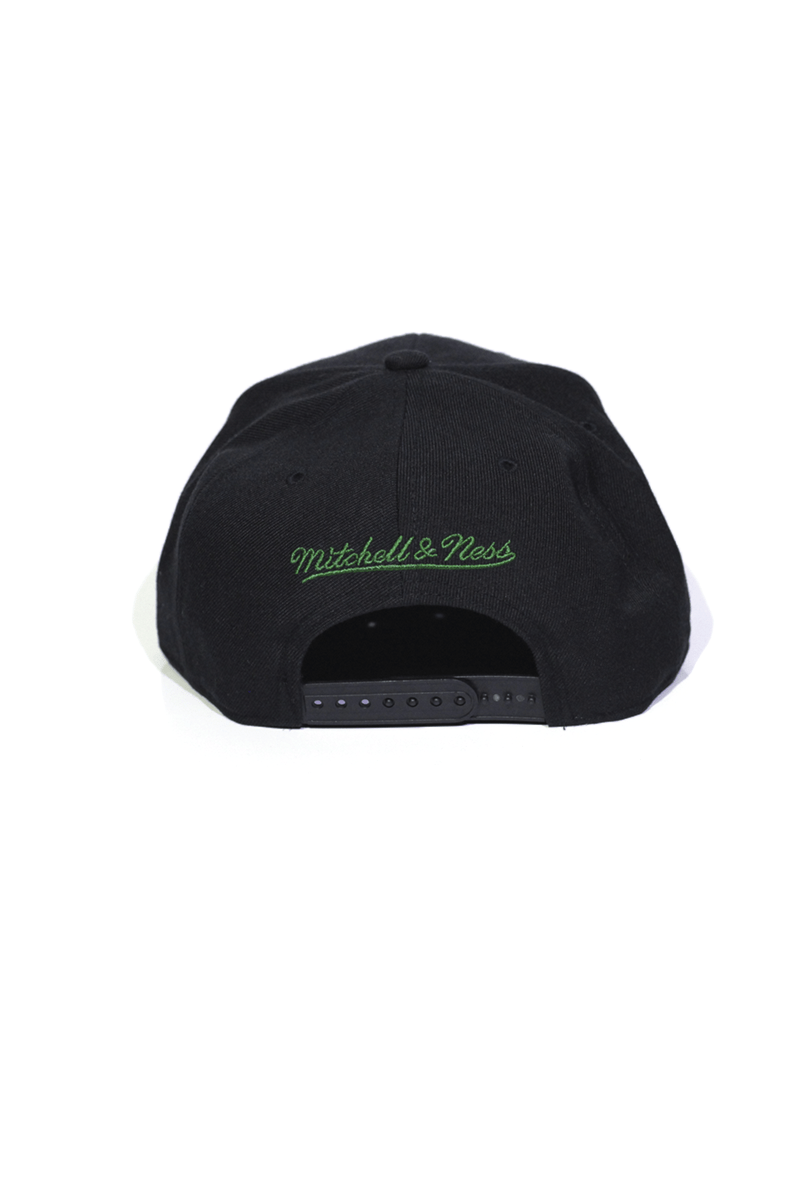 Boné Mitchell and Ness Boston Celtics Logo Solid Snapback Preto - NewSkull
