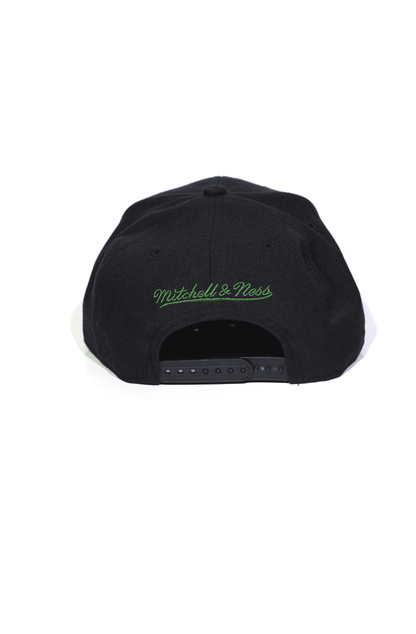 Boné Mitchell and Ness Boston Celtics Logo Solid Snapback Preto - NewSkull