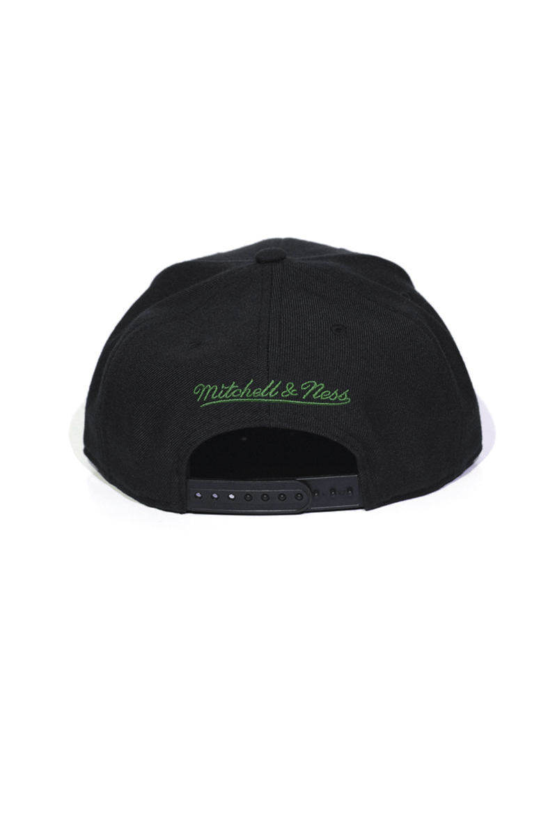 Boné Mitchell and Ness Boston Celtics Solid Logo Snapback Preto - NewSkull
