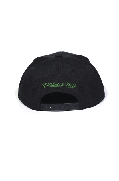 Boné Mitchell and Ness Boston Celtics Solid Logo Snapback Preto - NewSkull