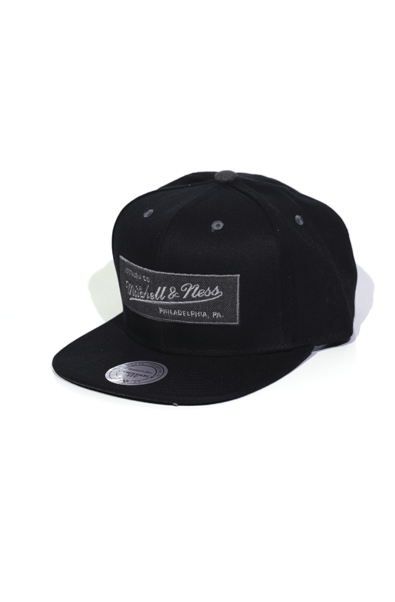 Boné Mitchell and Ness Box Logo Bar Preto Snapback - NewSkull