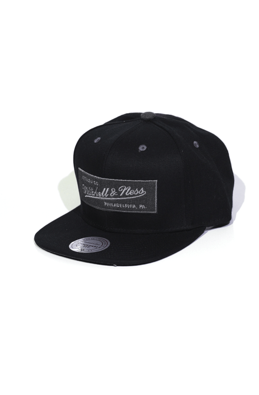 Boné Mitchell and Ness Box Logo Bar Preto Snapback - NewSkull