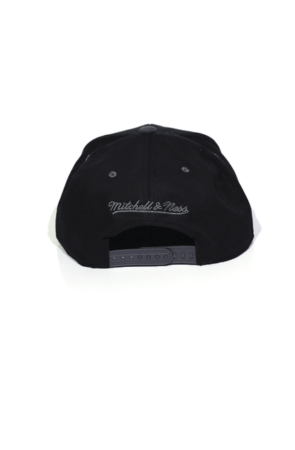 Boné Mitchell and Ness Box Logo Bar Preto Snapback - NewSkull