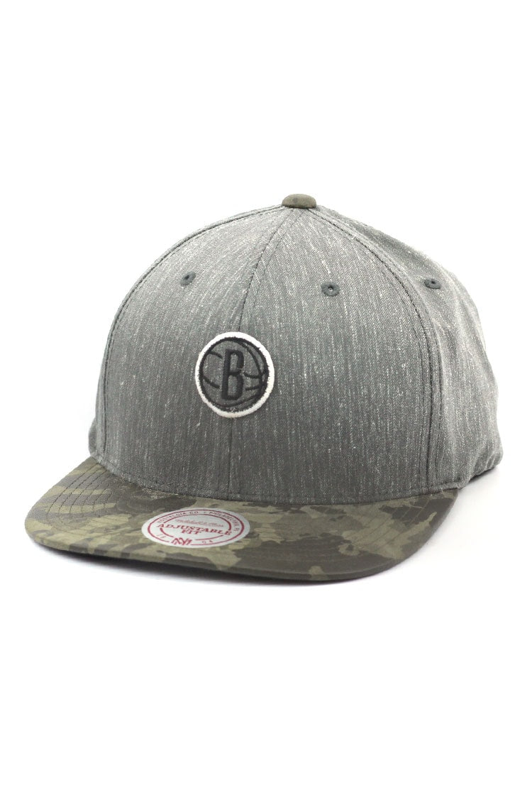 Bone MITCHELL AND NESS Brooklyn Nets Flexfit 110 Snapback Cinza/Camo - NewSkull