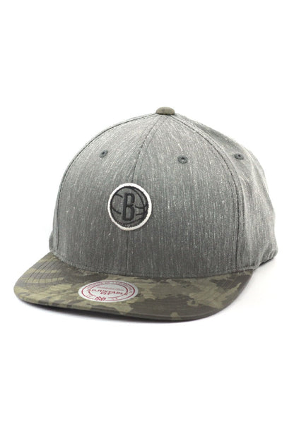 Bone MITCHELL AND NESS Brooklyn Nets Flexfit 110 Snapback Cinza/Camo - NewSkull