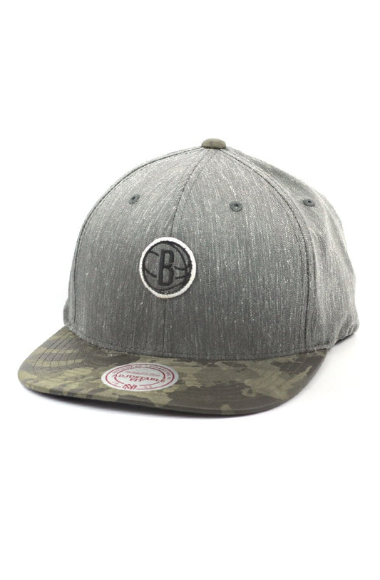 Bone MITCHELL AND NESS Brooklyn Nets Flexfit 110 Snapback Cinza/Camo - NewSkull