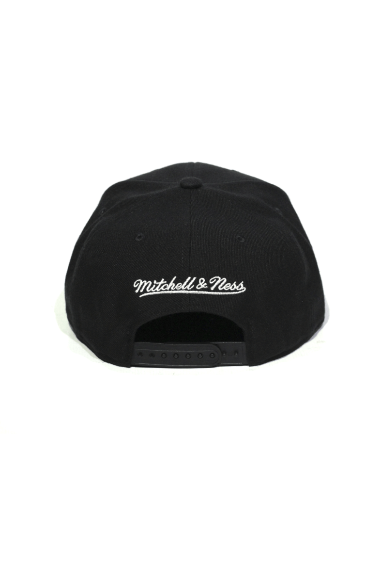 Boné Mitchell and Ness Brooklyn Nets L Solid Snapback - NewSkull