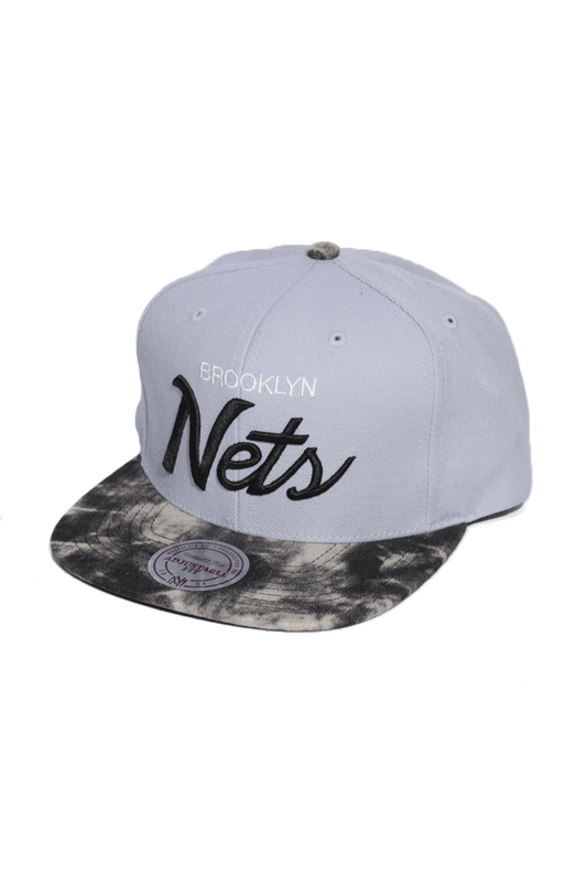 Boné Mitchell and Ness Brooklyn Nets Visor Dyed Denim Snapback - NewSkull
