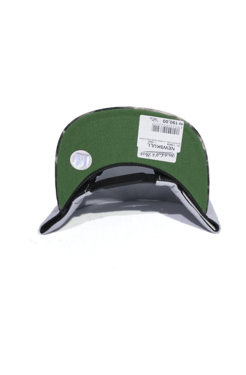 Boné Mitchell and Ness Brooklyn Nets Visor Dyed Denim Snapback - NewSkull