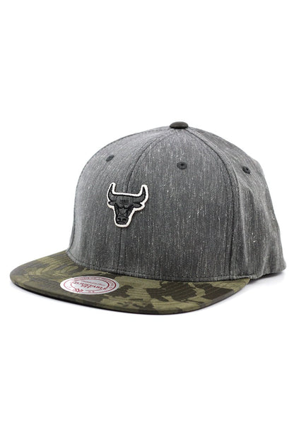 Bone MITCHELL AND NESS Chicaco Bulls Flexfit 110 Snapback Cinza/Camo - NewSkull