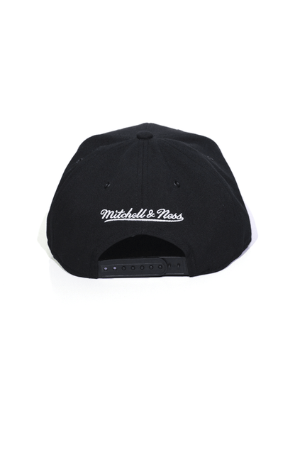 Boné Mitchell and Ness Chicago Bulls Arch Snapback - NewSkull