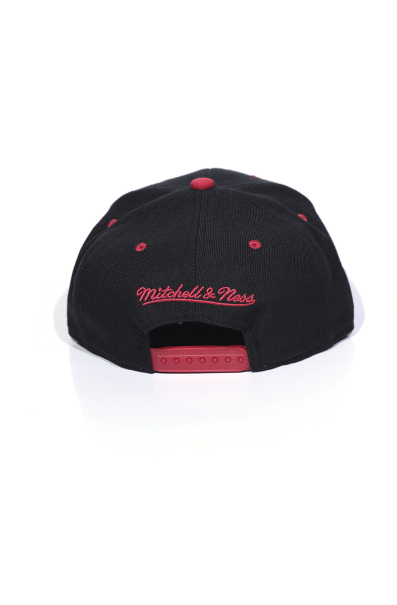 Boné Mitchell and Ness Chicago Bulls Team Arch Preto Snapback - NewSkull