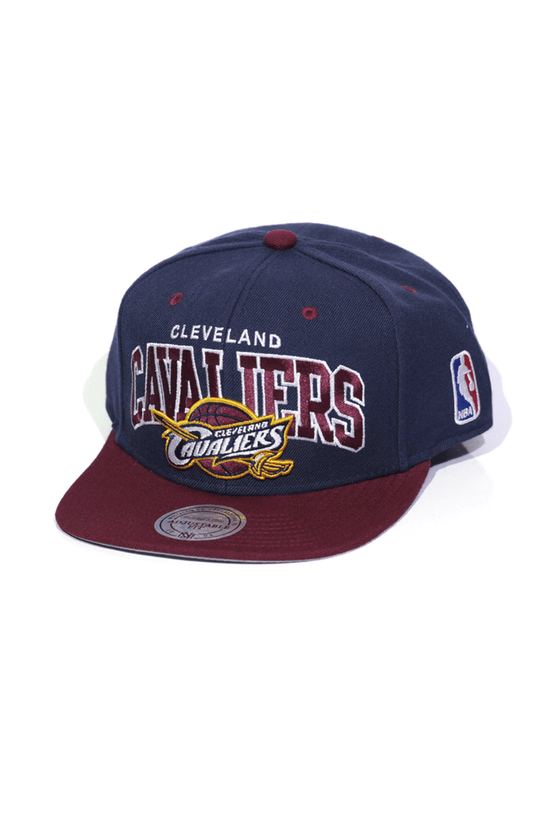 Boné Mitchell and Ness Cleveland Cavaliers Team Arch Snapback Azul - NewSkull