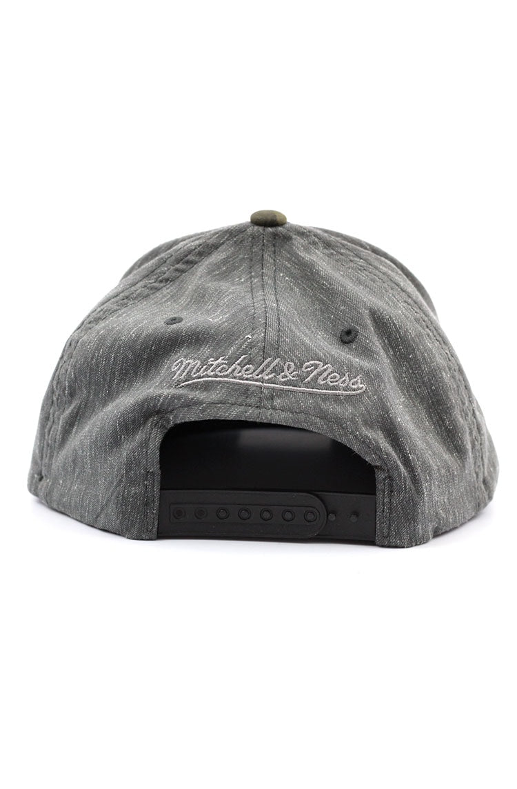 Bone MITCHELL AND NESS Golden State Warrios Flexfit 110 Snapback Cinza/Camo - NewSkull