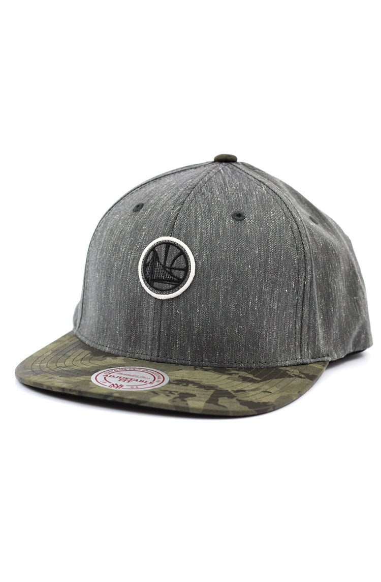 Bone MITCHELL AND NESS Golden State Warrios Flexfit 110 Snapback Cinza/Camo - NewSkull