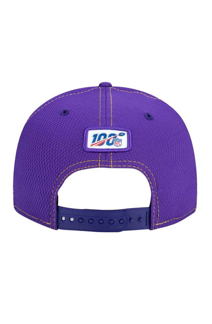 Bone New Era 9Fifty Nfl OnField Coleção Sideline Minnesota Vikings Roxo/Amarelo - NewSkull