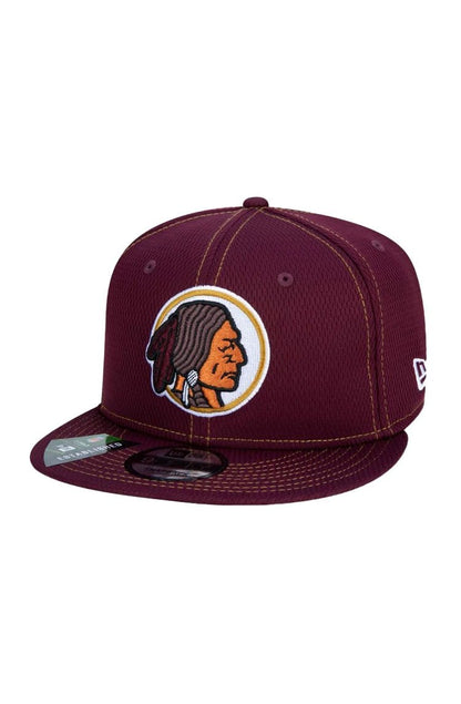 Bone New Era 9Fifty Nfl OnField Coleção Sideline Washington Redskins Bordo/Amarelo - NewSkull