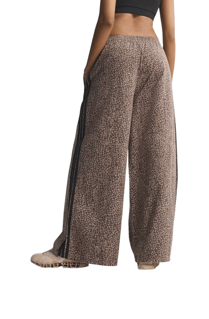 Calça Adidas Jeans Oversized Firebird AOP Marrom/Preto - NewSkull