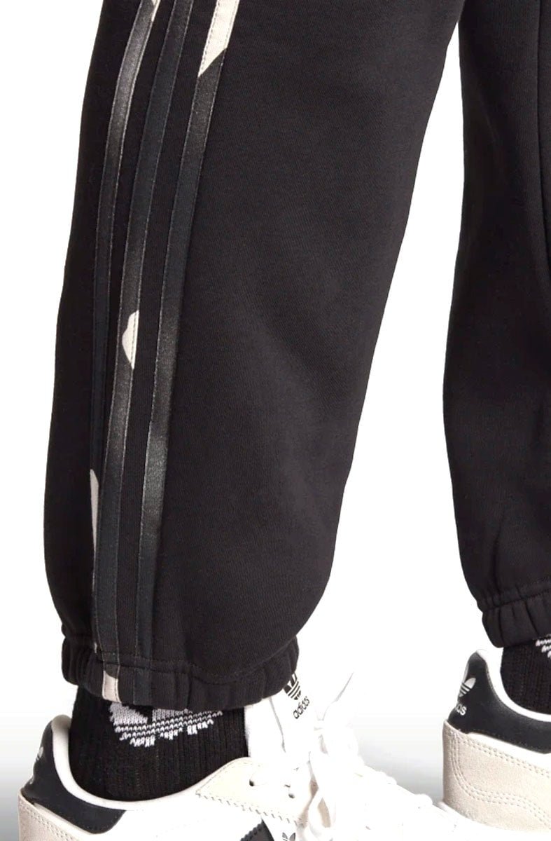 Calça Adidas Moletom Graphics Preto/Camuflado - NewSkull