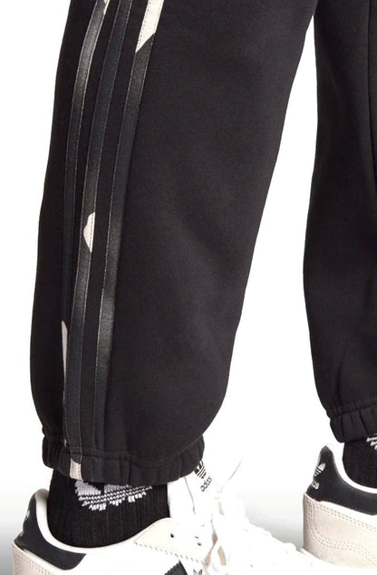 Calça Adidas Moletom Graphics Preto/Camuflado - NewSkull