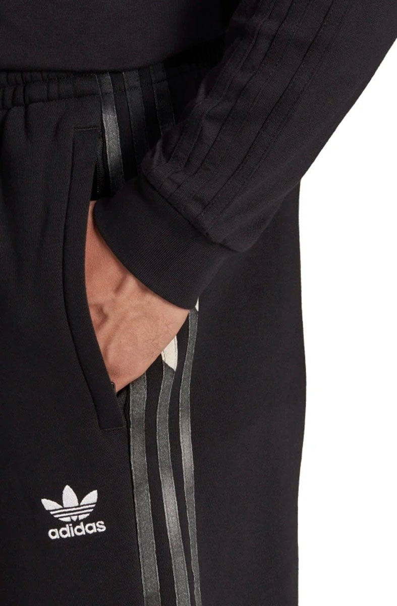 Calça Adidas Moletom Graphics Preto/Camuflado - NewSkull