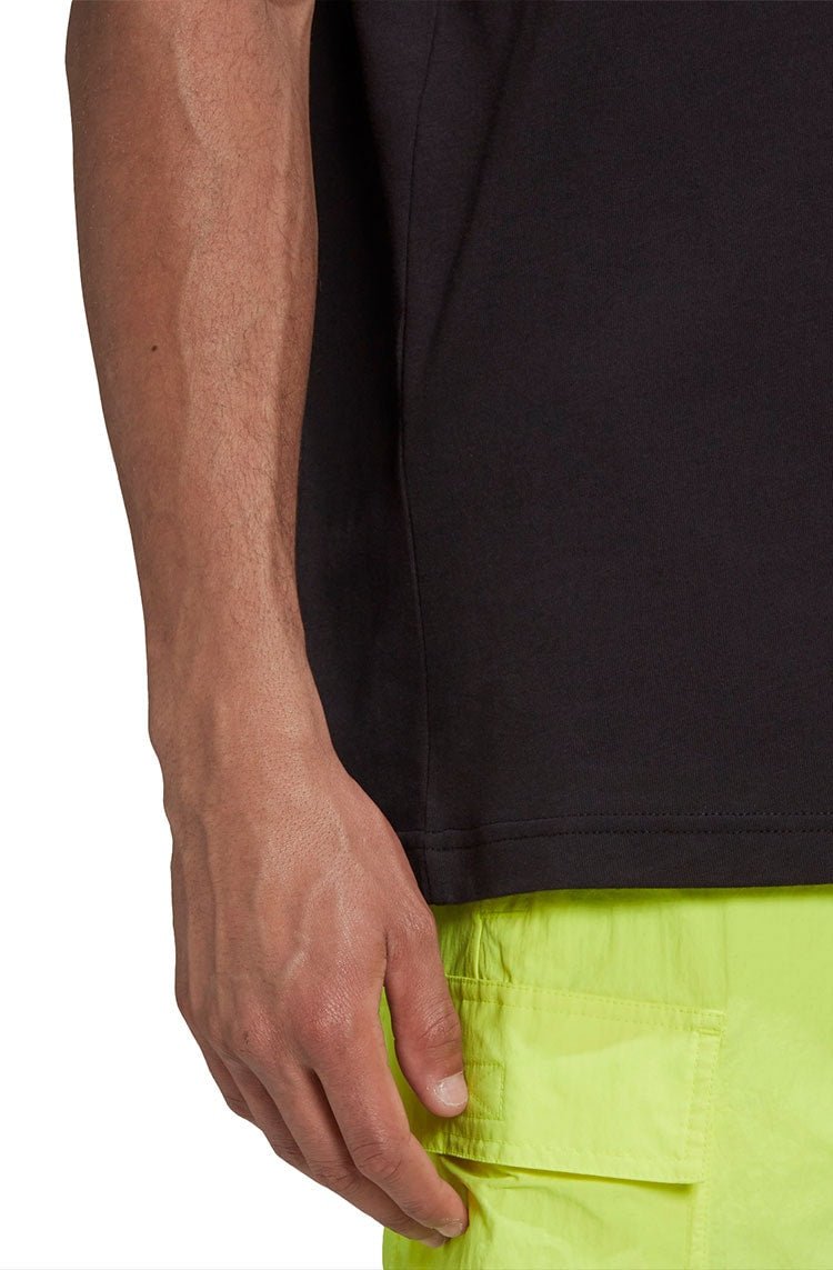 Camiseta Adidas R.Y.V. Silicone Badge Preta/Preta - NewSkull
