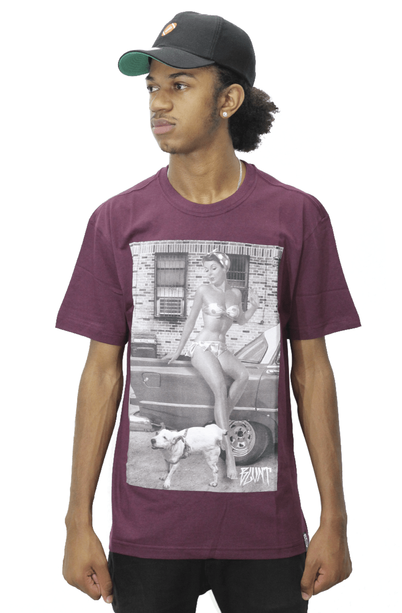 Camiseta Blunt Pinup And Dog Peeing Bordo - NewSkull