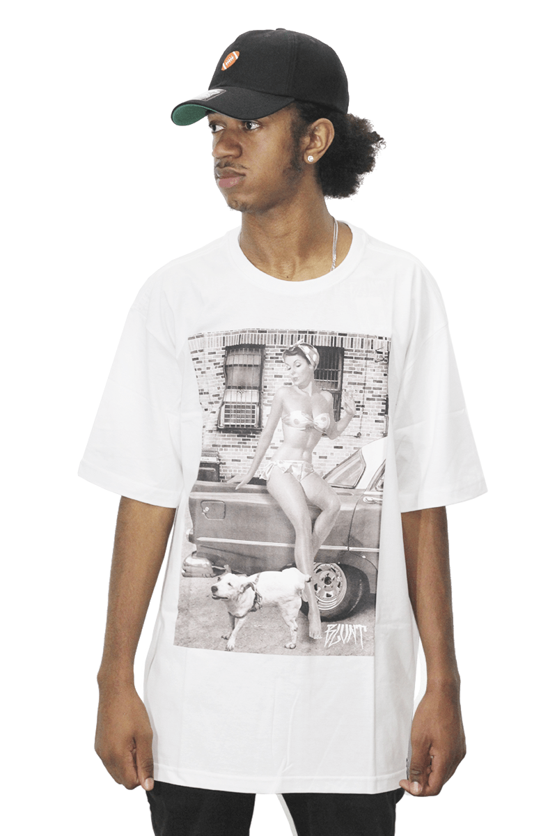 Camiseta Blunt Pinup And Dog Peeing Branco - NewSkull