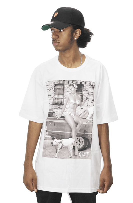 Camiseta Blunt Pinup And Dog Peeing Branco - NewSkull