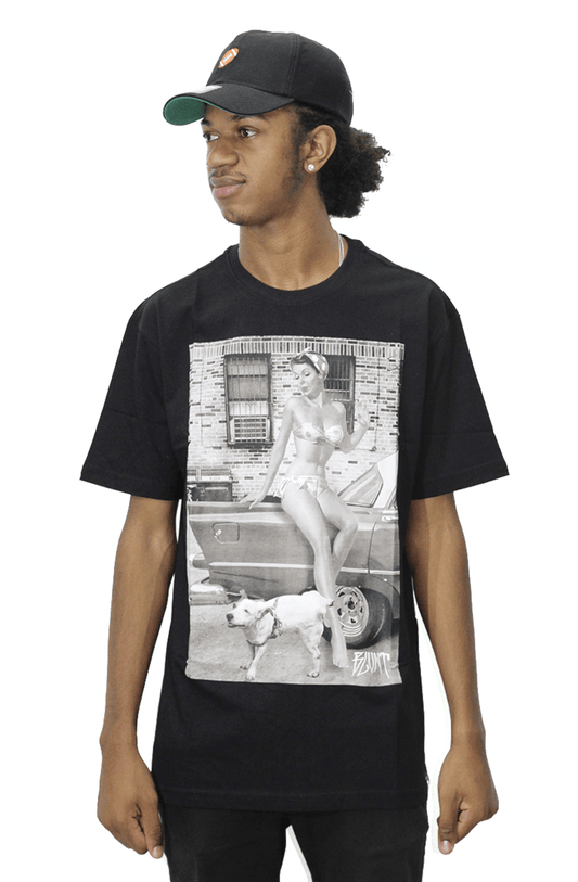 Camiseta Blunt Pinup And Dog Peeing Preto - NewSkull