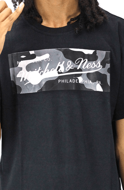 Camiseta Mitchell e Ness Box Logo Camo Preta - NewSkull