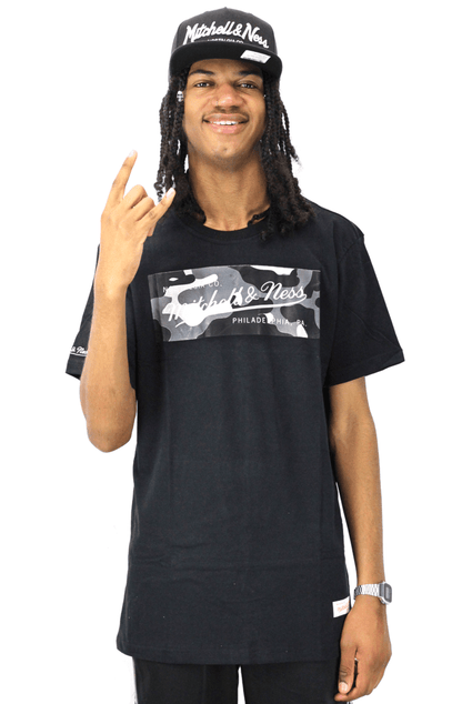 Camiseta Mitchell e Ness Box Logo Camo Preta - NewSkull